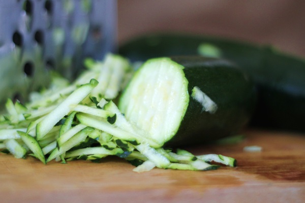 Läckra pannkakor från courgetter på snabba recept
