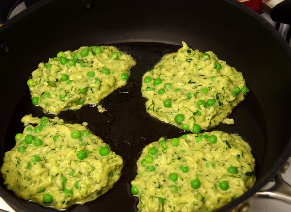 Läckra pannkakor från courgetter på snabba recept