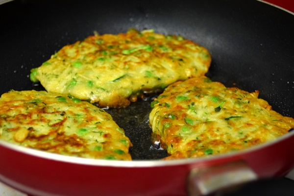 Läckra pannkakor från courgetter på snabba recept