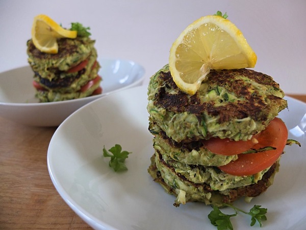 Läckra pannkakor från courgetter på snabba recept