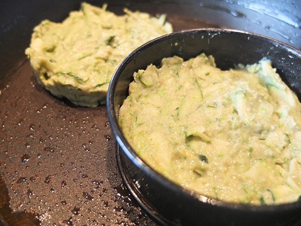 Läckra pannkakor från courgetter på snabba recept