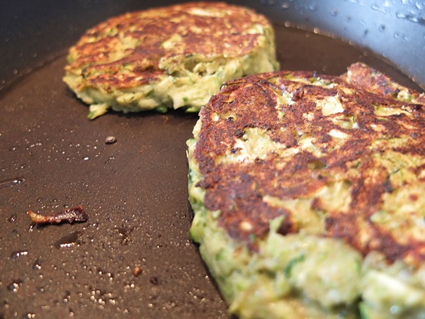 Läckra pannkakor från courgetter på snabba recept