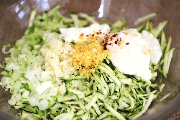 Läckra pannkakor från courgetter på snabba recept