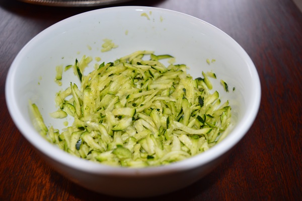 Läckra pannkakor från courgetter på snabba recept