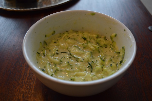Läckra pannkakor från courgetter på snabba recept