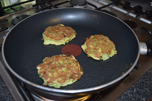 Läckra pannkakor från courgetter på snabba recept