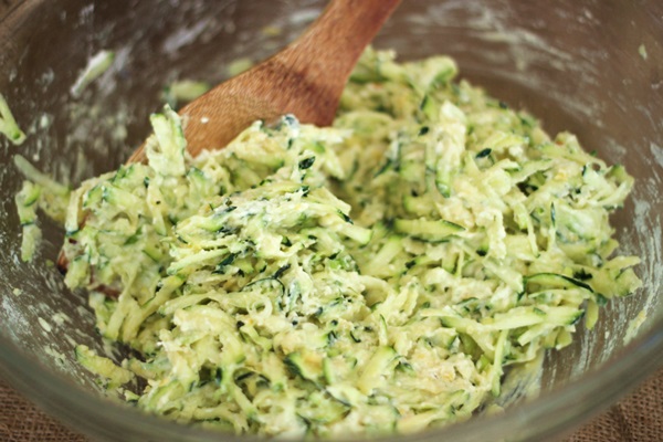 Läckra pannkakor från courgetter på snabba recept