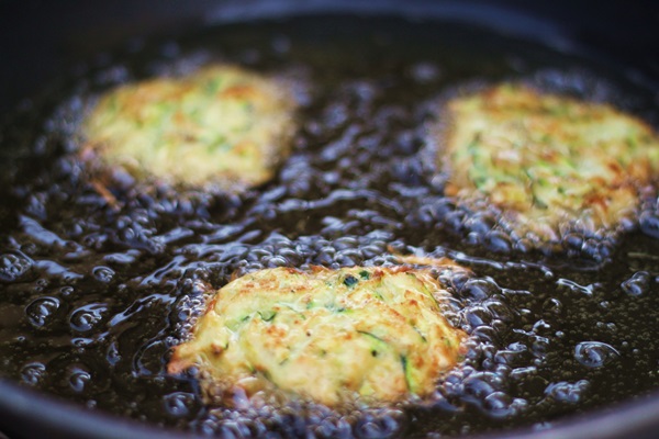Läckra pannkakor från courgetter på snabba recept