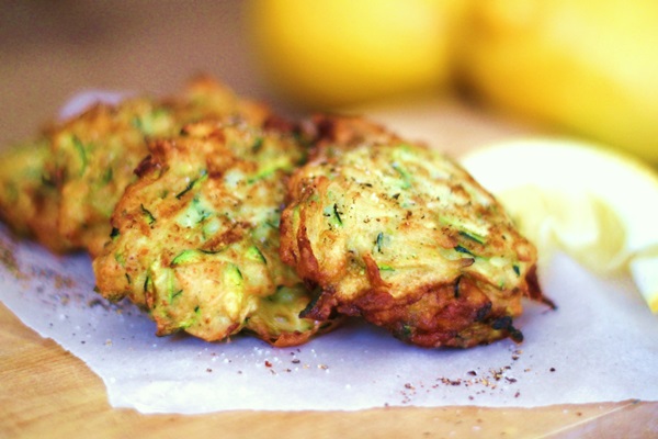 Läckra pannkakor från courgetter på snabba recept
