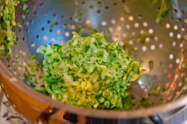 Läckra pannkakor från courgetter på snabba recept
