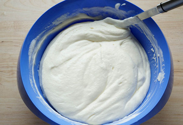 Semester recept på jordgubbar tiramisu för vackra damer