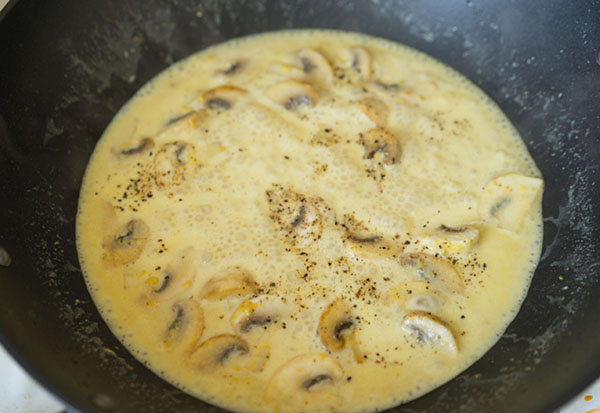 Ett enkelt recept: kyckling med svamp i senapslössås
