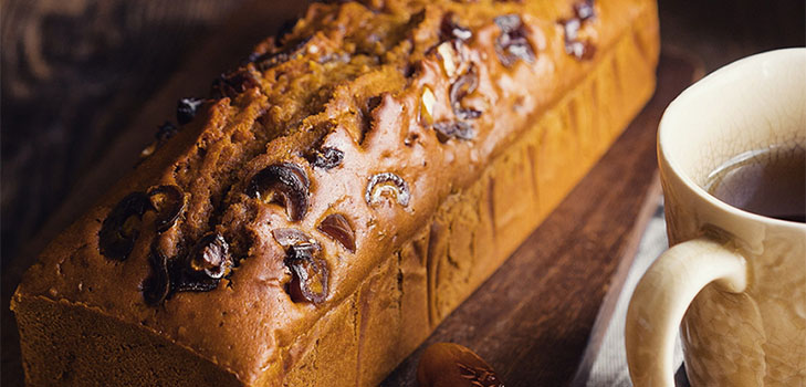 Recept för fantastiskt krämig honungskaka med datum och nötter