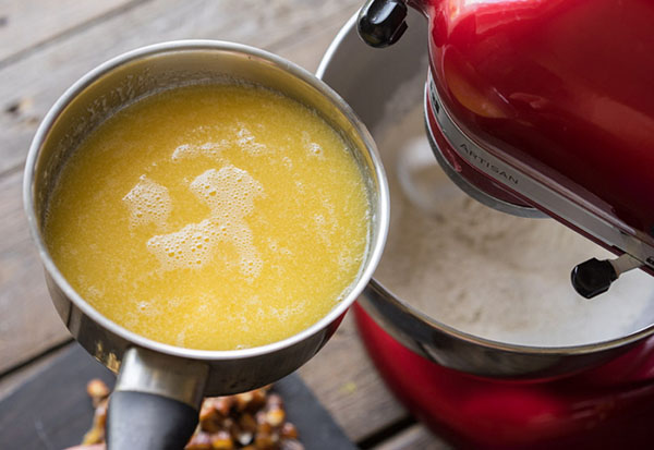 Recept för fantastiskt krämig honungskaka med datum och nötter