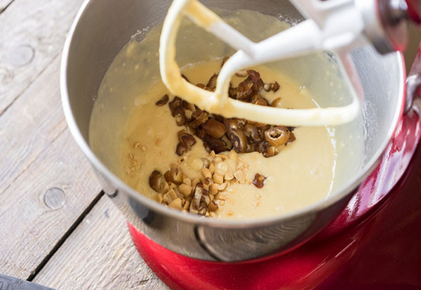 Recept för fantastiskt krämig honungskaka med datum och nötter
