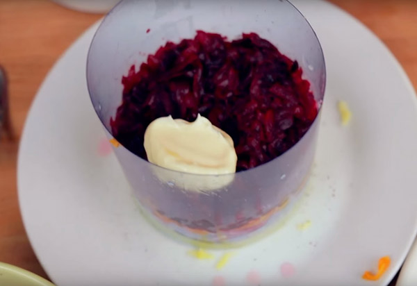 Recept på sill under pälsen för nytt år hemma - klassisk, rulla, med äpple steg för steg