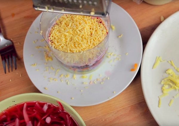 Recept på sill under pälsen för nytt år hemma - klassisk, rulla, med äpple steg för steg