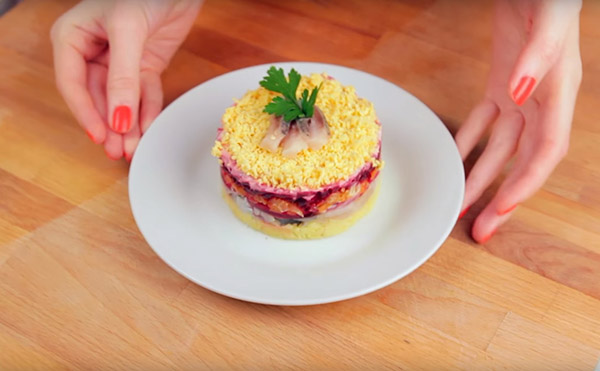 Recept på sill under pälsen för nytt år hemma - klassisk, rulla, med äpple steg för steg