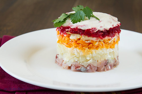 Recept på sill under pälsen för nytt år hemma - klassisk, rulla, med äpple steg för steg