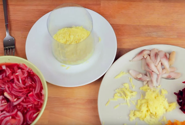 Recept på sill under pälsen för nytt år hemma - klassisk, rulla, med äpple steg för steg