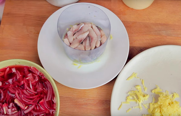 Recept på sill under pälsen för nytt år hemma - klassisk, rulla, med äpple steg för steg