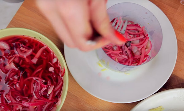 Recept på sill under pälsen för nytt år hemma - klassisk, rulla, med äpple steg för steg