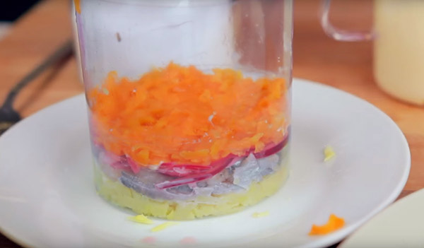 Recept på sill under pälsen för nytt år hemma - klassisk, rulla, med äpple steg för steg