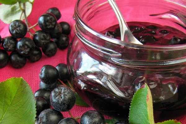Jam från äpplen och chokeberry