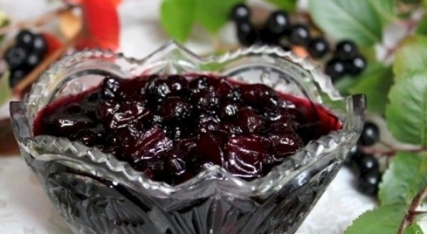 Jam från plommon och chokeberry