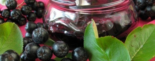 Jam från aronia och körsbärsblad