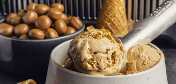 Recept på en utsökt hemlagad glass med karamell