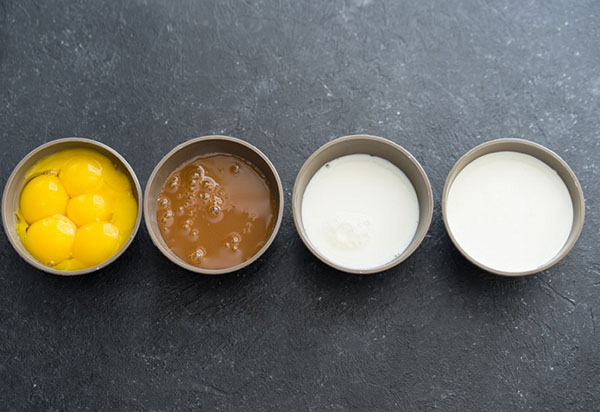 Recept på en utsökt hemlagad glass med karamell