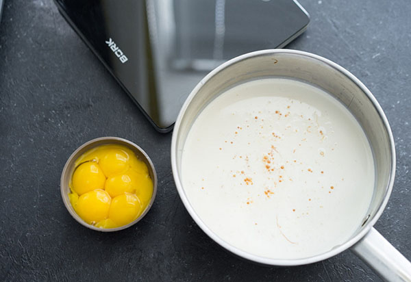 Recept på en utsökt hemlagad glass med karamell