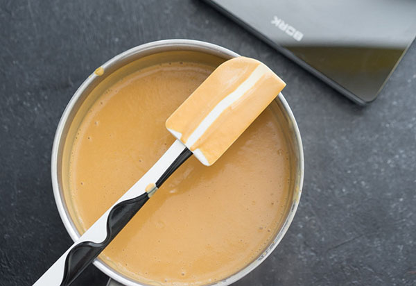 Recept på en utsökt hemlagad glass med karamell