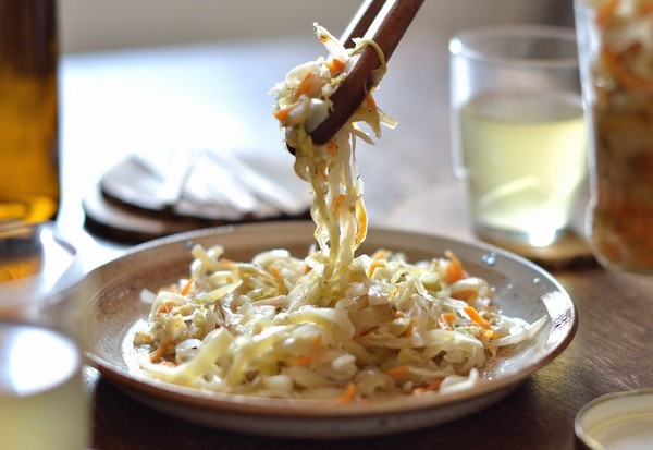 Recept från kål till vintern: goda sallader, räkor utan vinäger, med aspirin, utan sterilisering