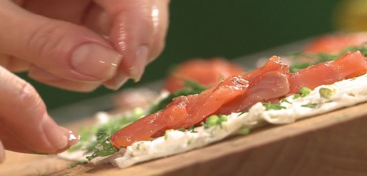 Läckra och snabba mellanmål - lavash rullar med fisk