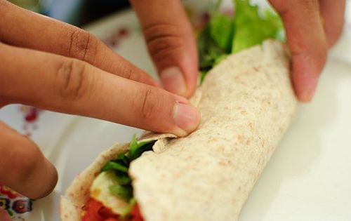 Läckra och snabba mellanmål - lavash rullar med fisk