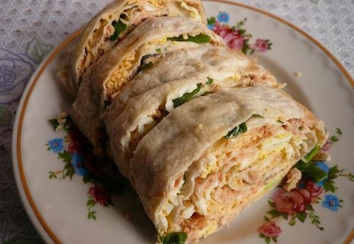 Läckra och snabba mellanmål - lavash rullar med fisk