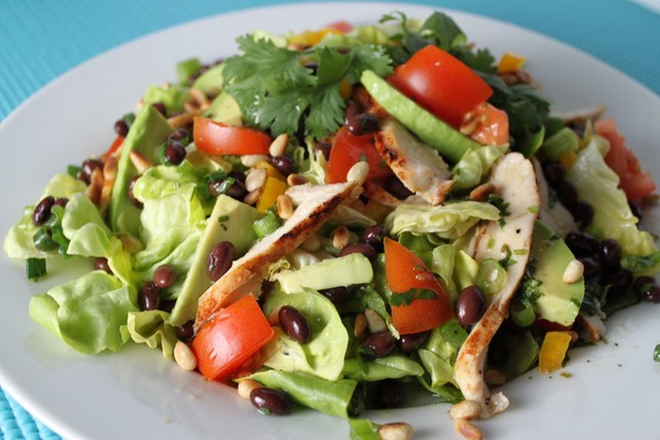 Sallad med konserverade bönor: läckra och enkla recept 