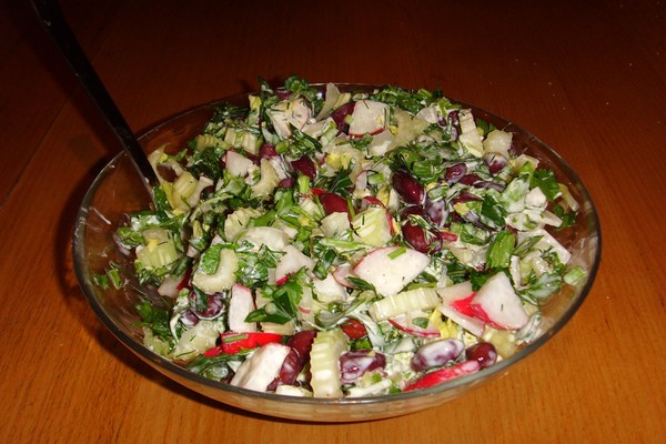 Sallad med konserverade bönor: läckra och enkla recept 