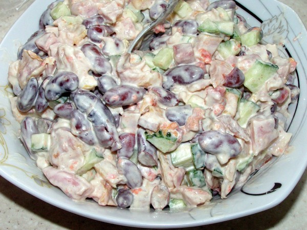 Sallad med konserverade bönor: läckra och enkla recept 