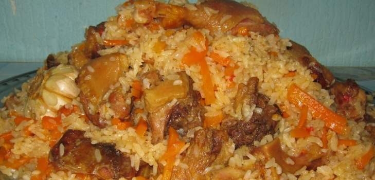 pilaf på en tallrik