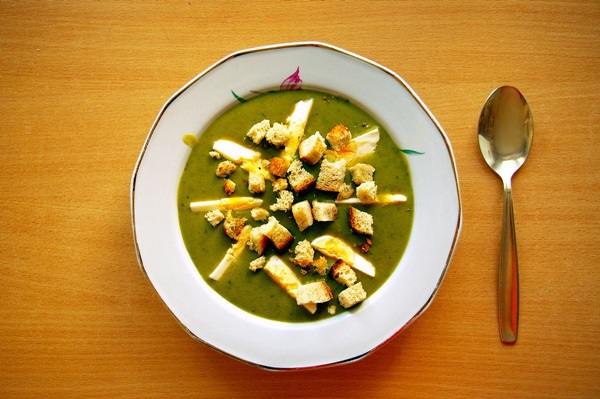 Grön soppa från sorrel