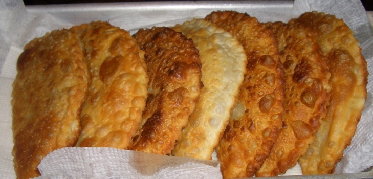 chebureks i en tallrik
