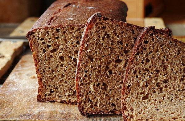 Ett recept på gott och hälsosamt bröd med bovete flingor