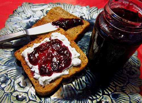 Svart currant sylt med äpplen