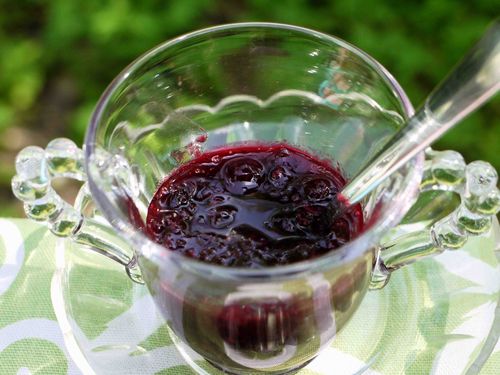Svart currant sylt med nötter