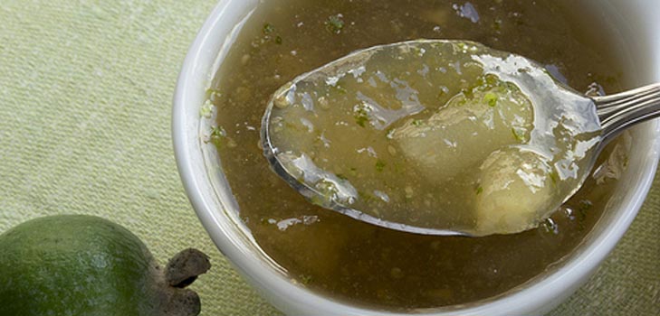 Jam från feijoa utan matlagning, ett recept på levande sylt med ett foto