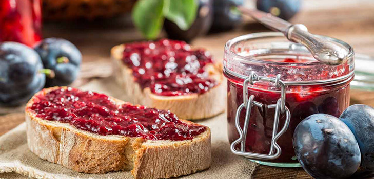 Så brygga sylt från en plommon med en sten och pitted - enkla recept