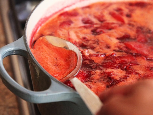 Så brygga sylt från en plommon med en sten och pitted - enkla recept